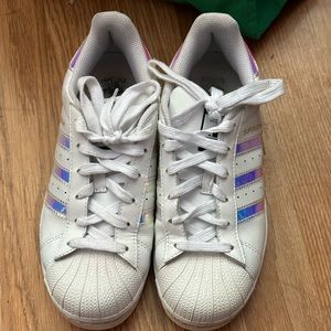 Adidas woman sneakers in decent condition.